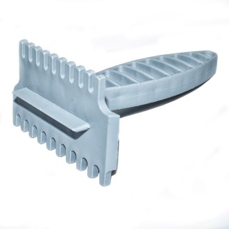 Plastic queen excluder cleaning tool